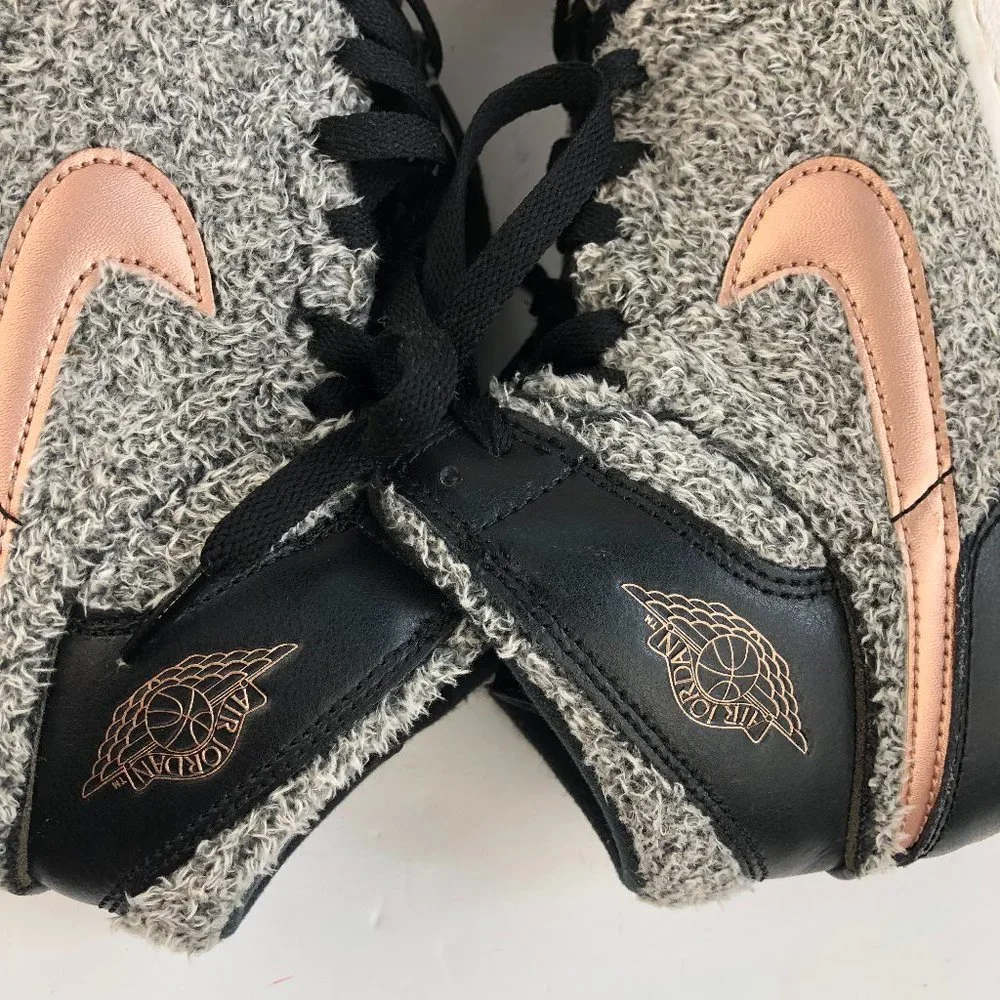 AIR JORDAN 1 RETRO HIGH TD FUR BLACK FUR GOLD Collectible Sneakers